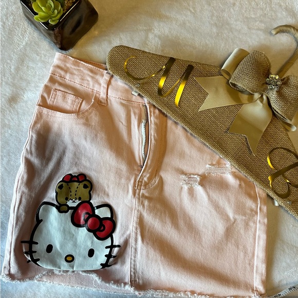 Pink XS skirt by Shein hello kitty, worn in good condition - Picture 3 of 15